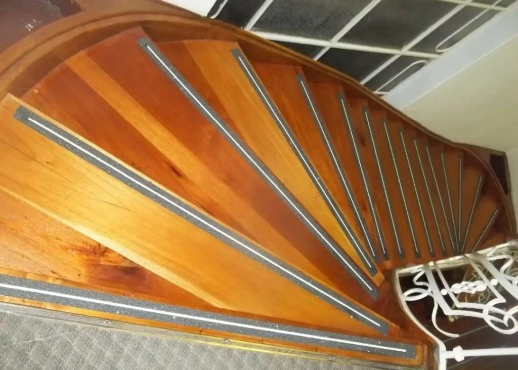 Antideslizantes fundidos con fotoluminiscente